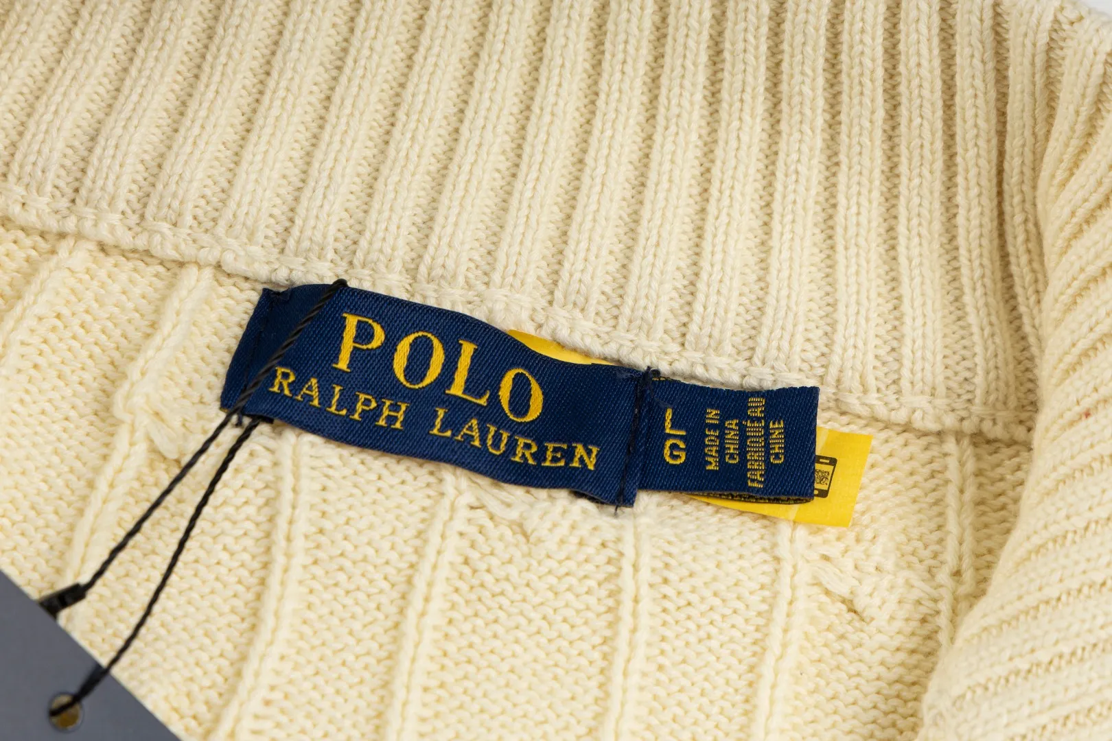 P260 #R98 RALPH LAUREN Ralph Lauren nine-color classic small label embroidery logo full zipper knitted cable cardigan sweater, high-density LOGO embroidery on the chest, original customization of tag accessories. Made of pure cotton yarn, pure cotton is skin-friendly and comfortable, small label war horse embroidered twist zipper cardigan sweater 🐎 high quality, follow the blogger to learn how to wear it! Let’s buy a Ralph Lauren cable sweater. It’s a super hard-to-find series after it became popular. It’s hard to find one on the official website. It’s simple and practical to wear, with a lazy and loose feel. The thickened fabric has more texture, feels soft and delicate, and has a loose fit. Whether worn alone or layered, you can wear different styles of fashion with just one piece!   Size：XS S M L
